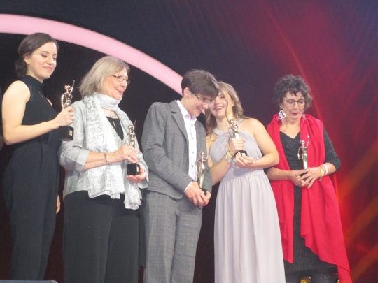 Ein Bild von der B&uuml;hne bei der Verleihung der Goldenen Bild der Frau.Die Preistr&auml;gerinnen stehen nebeneinander. Von links nach rechts: Carina Raddatz (&bdquo;Obstk&ouml;rbchen&ldquo;), Annie Wojczewski(&bdquo;Dewi Saraswati Hamburg e. V.&ldquo;), Sabine H&auml;cker (&bdquo;Hunde f&uuml;r Handicaps e.V.&ldquo;), Nina Lindtner (&bdquo;Gr&uuml;ne Bande&ldquo;) und Judith Gr&uuml;mmer (&bdquo;Familienh&ouml;rbuch&ldquo;) 