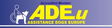 Das Bild zeigt das offizielle ADEu Logo. Blauer Hintergrund, im oberen Teil der dunkelblaue Schriftzug "Accredited Member", darunter in gro&szlig;en gelben Buchstaben ADEu, darunter in kleineren gelben Buchstaben "Assistance Dogs Europe". Links der Schrift,  ein wei&szlig;er stilisierter Rollstuhlfahrer mit daneben stehendem Assistenzhund. Das Logo wird unterhalb mit einer wei&szlig;en Linie abgegrenzt.