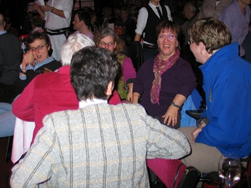 2011 Gayle Tufts Das Foto zeigt mehrere Personen, mit und ohne Behinderung, die ein Fest feiern und fröhlich sind.