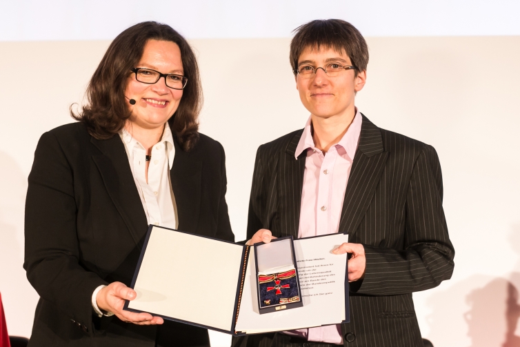 Geehrt mit dem Bundesverdienstkreuz: Sabine Häcker vom Verein ‚Hunde für Handicaps‘ (r.) hat die Auszeichnung von Bundesministerin Andrea Nahles entgegen genommen. Geehrt mit dem Bundesverdienstkreuz: Sabine Häcker vom Verein ‚Hunde für Handicaps‘ (r.) hat die Auszeichnung von Bundesministerin Andrea Nahles entgegen genommen.